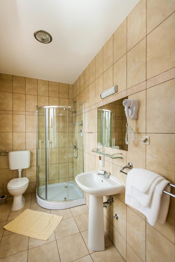 بيزوفاتس Hotel Petrijevci الغرفة الصورة